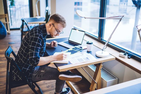 Comment une entreprise de produits de bien-être peut-elle utiliser le marketing de contenu pour éduquer son public sur les bienfaits de ses produits ?